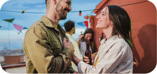 Pareja riéndose en una salida en un rooftop