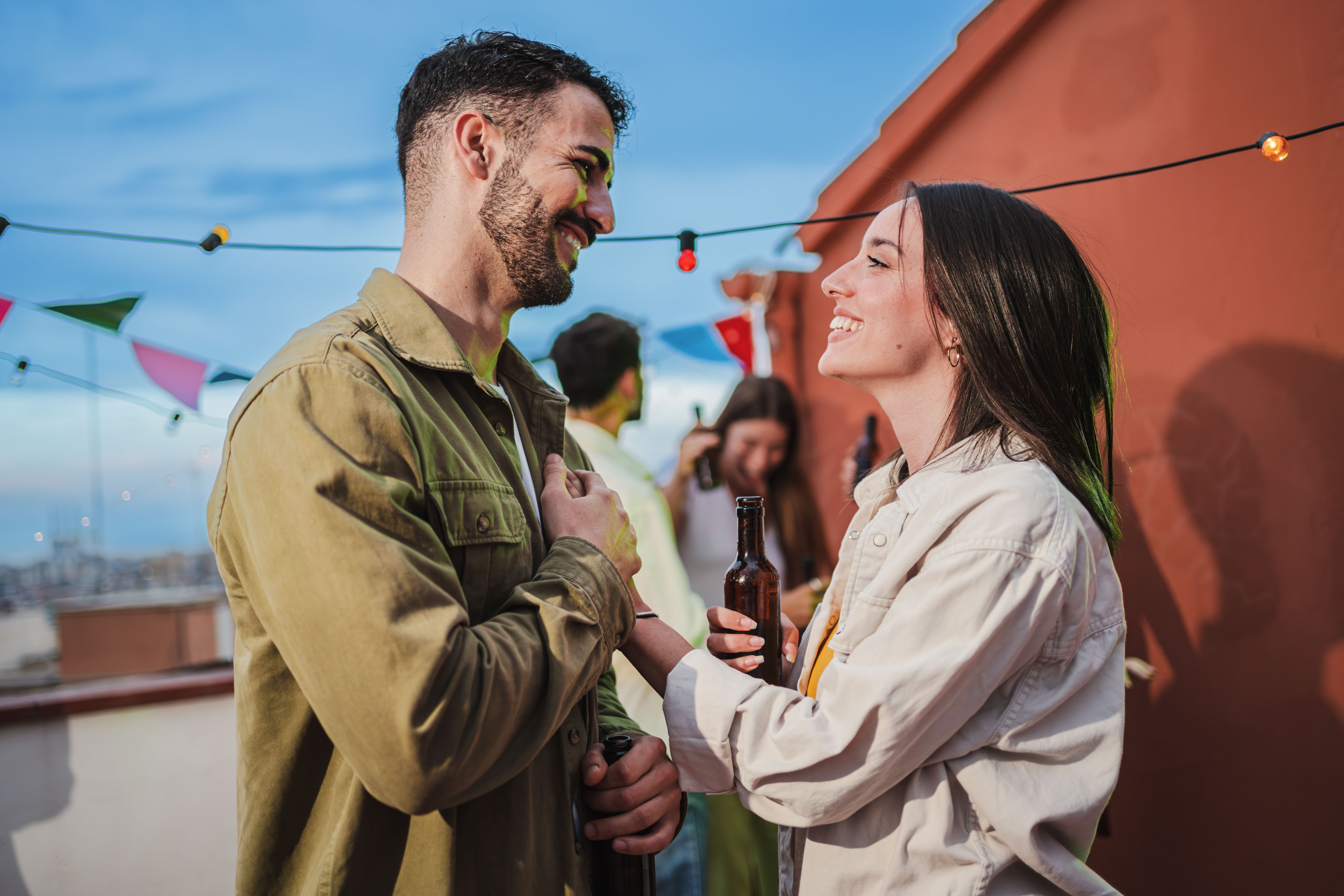 Pareja compartiendo en una salida en la terraza